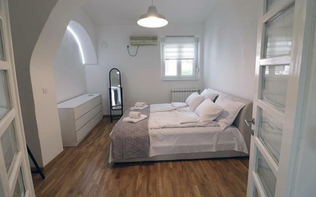 Apartman Tina โนวีซาด ภายนอก รูปภาพ